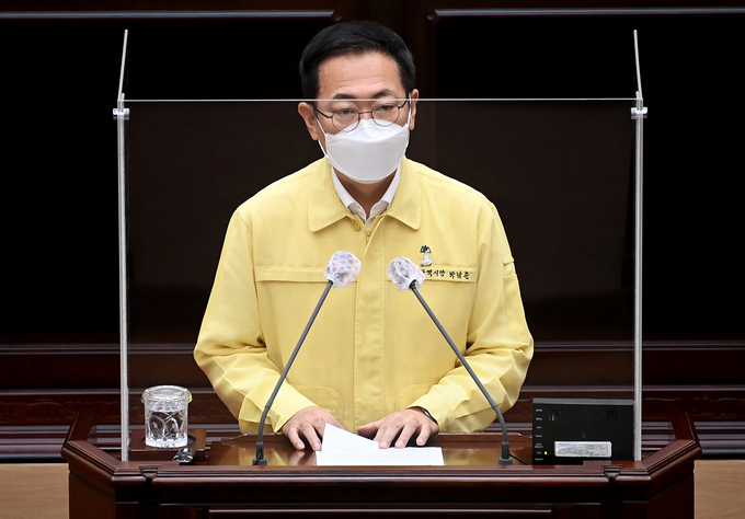 박남춘 시장이 6일 인천시의회 본회의에서 모두발언을 하고 있다. ( 사진 = 인천시 제공 )
