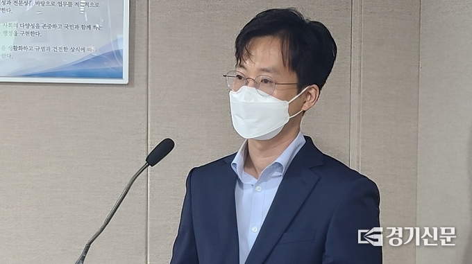 (주)노드아키텍스 건축사 사무소의 최광호 대표가 보고와 답변을 하고 있다. (사진=문석완 기자)