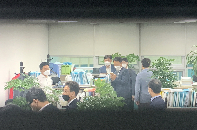 정점식 의원 사무실 압수수색 하는 공수처. (사진=연합뉴스 제공)