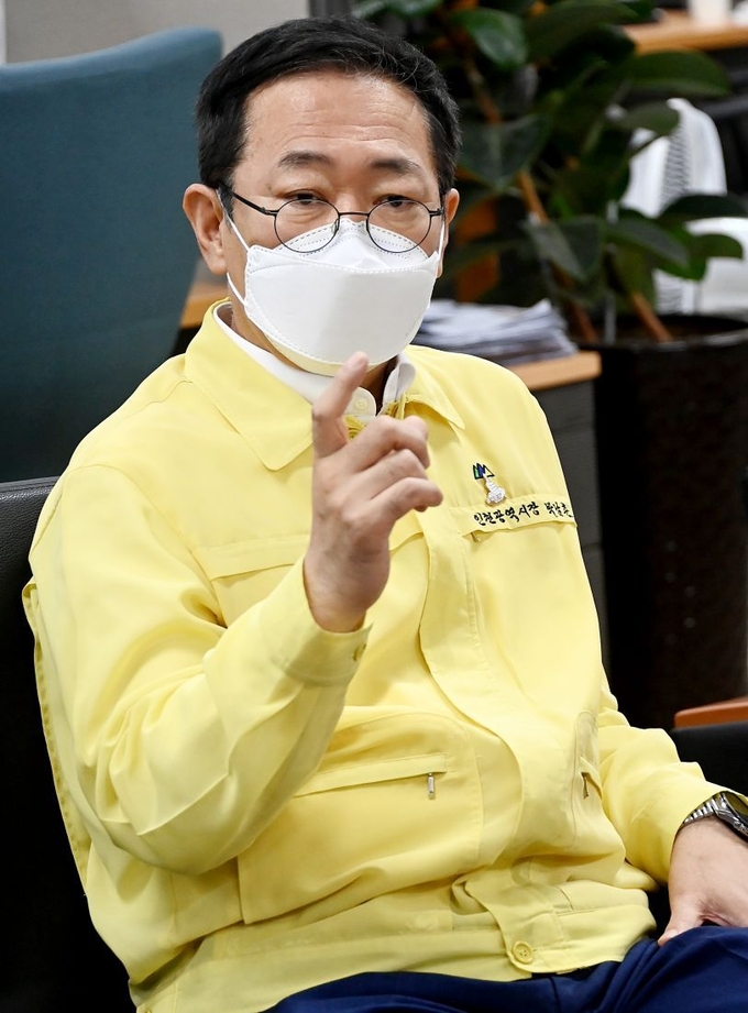 박남춘 인천시장이 6일 시청 기자실에서 시정 주요현안에 대한 기자간담회를 하고 있다. ( 사진 = 인천시 제공 )