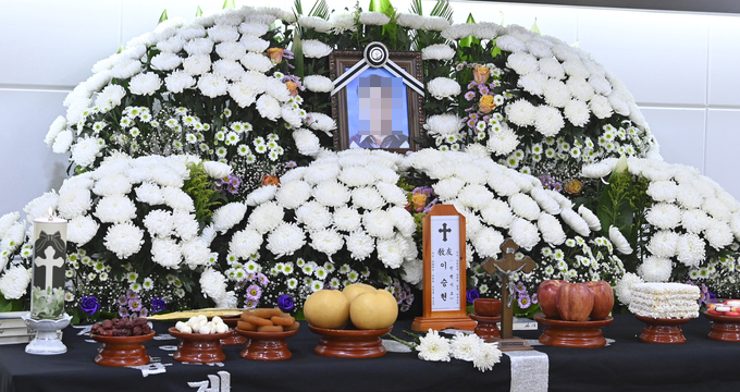 안성교육지원청 교육시설관리센터 소속 故이승현 시설관리주무관이 극단적 선택을 했다. 사진은 지난 4일 안성의 한 병원 장례식장에 마련된 이 주무관의 빈소. (사진=황준선 기자)