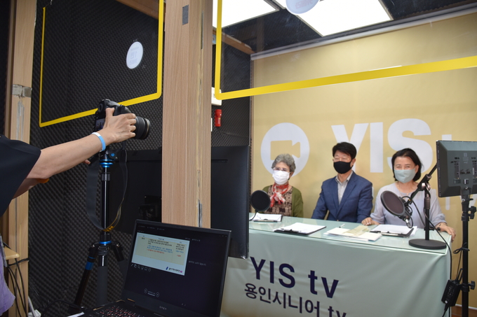 용인시처인노인복지관이 지역 내 어르신을 위해 지난 1월 개국한 'YIS tv 방송국' 방송 모습 (사진=용인시처인노인복지관 제공)