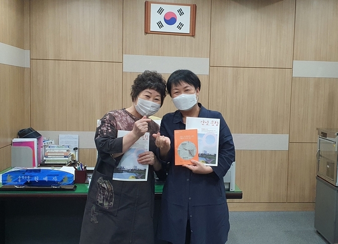 파주 운정2동 마을기자단에서 소소한 주민이야기를 담은 '안녕 운정' 창간호를 들어보이고 있다. (사진=파주시 제공)