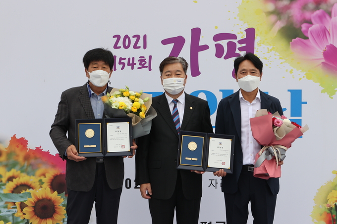 배영식 가평군의회 의장(사진 가운데)과 수상자들이 함께 기념촬영을 하고 있다. (사진=가평군의회 제공)