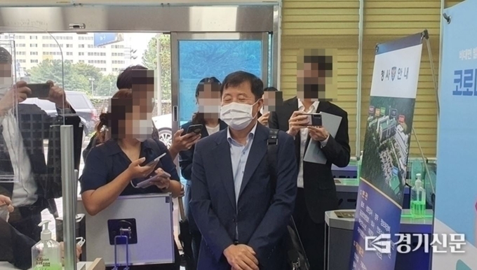 이한성 천화동인 1호 대표가 8일 성남시 대장동 개발사업 특혜 의혹과 관련한 조사를 받기 위해 경기남부경찰청에 출석했다. (사진=김기현 기자)