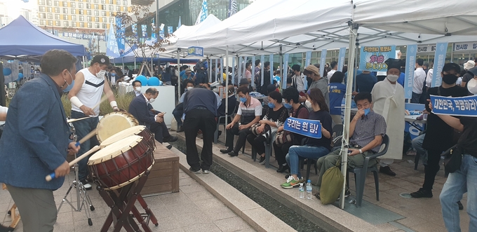 이재명 후보 지지자들이 북을 두드리며 이재명 후보를 응원하고 있는 모습. (사진 = 박환식 기자)