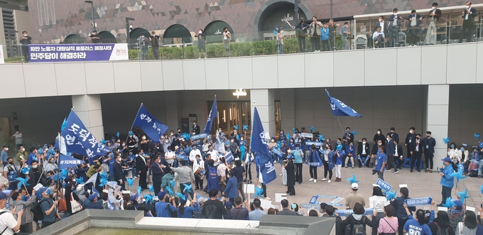 이낙연 후보 지지자들이 "결선가자 이낙연"을 외치며 지지를 호소하고 있다. (사진 = 박환식 기자)