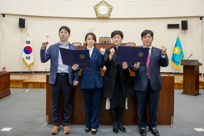 고금란, 윤미현 등 야당 의원들은 지난 8일 오후 성명서를 내고, 과천시 집행부의 오만한 행태을 규탄하고 있다.(사진=과천시의회 제공)