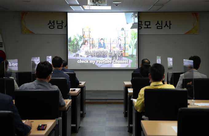 UCC 공모작에 대한 심사가 진행 중이다. (사진=성남시의회 제공)