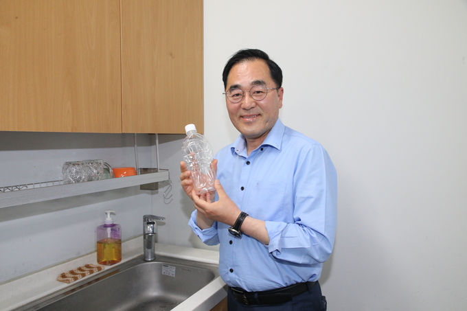 윤창근 의장이 환경실천 챌린지에 참여, 페티병 분리수거를 하고 있다. (사진=성남시의회 제공)