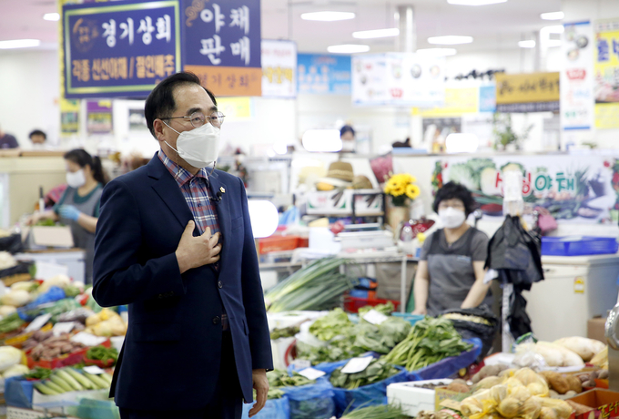 윤창근 의장이 재래시장을 찾아 시민들의 궁금증에 대해 이야기 하고 있다. (사진=성남시의회 제공)