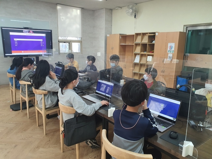 청소년들이 원격영어교육에 참여하고 있다. (사진=성남시청소년재단 제공)