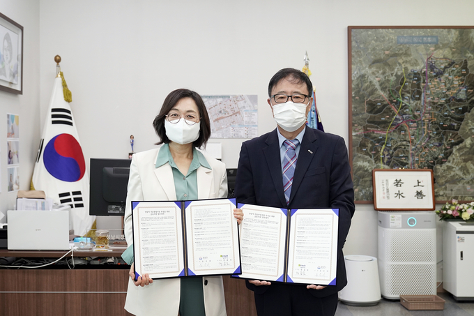 은수미 시장(사진 왼쪽)과 정윤모 기술보증기금 이사장이 ‘기술창업기업 육성을 위한 금융지원 업무협약’ 뒤 기념사진을 찍고 있다. (사진=성남시 제공)