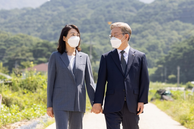 이재명 더불어민주당 대선 후보가 아내 김혜경 씨와 손을 잡고 데이트를 하고 있다. (사진= 이재명 페이스북)