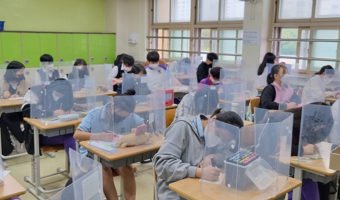 안양과천교육지원청이 평촌중학교에서 학급별 빛깔 있는 주제별 체험학습 프로그램 운영하고 있다.(사진= 안양과천교육지원청 제공)