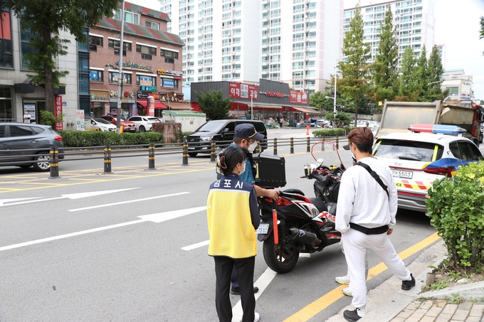 김포지역에 오토바이 사고가 잇따르자 교통 경찰관이 단속을 벌이고 있다.(사진=김포경찰서 제공) 