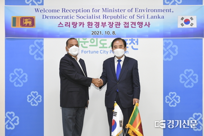 마힌다 아마라위라 스리랑카 환경부 장관과 박윤국 포천시장이 악수하고 있다. (사진=포천시 제공)