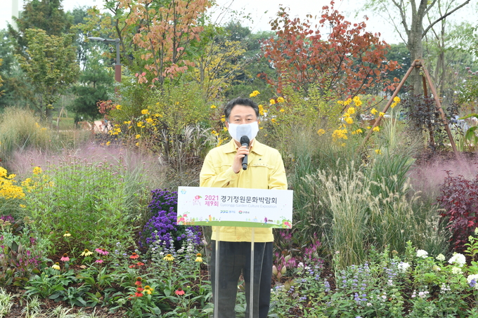 구리시 안승남시장이 지난 8일 제9회 경기정원문화박람회 온라인 개막식을 진행하고 있다. (사진=구리시 제공)