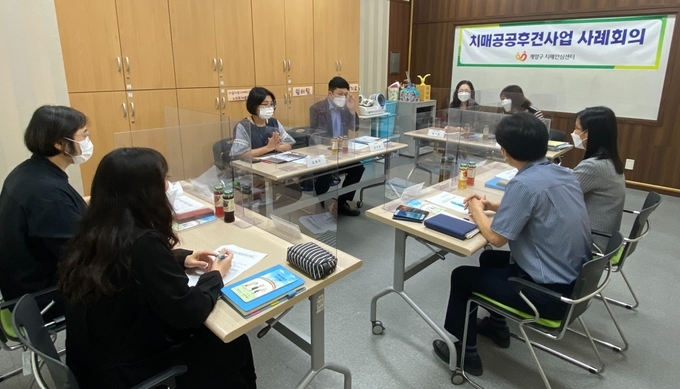 계양구 치매안심센터 관계자들이 치매공공후견사업 사례회의를 열고 있다. ( 사진 = 계양구 제공 )