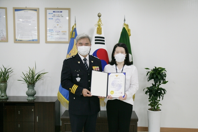 구리시 CCTV통합관제센터는 지난 8일 구리경찰서로부터 표창장 수여 받고 있다. (사진=구리시 제공)