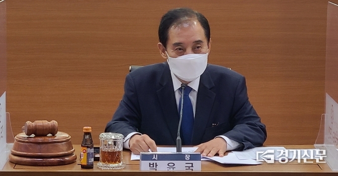 위원장인 박윤국 포천시장이 회의를 주재하고 있다. (사진=문석완 기자)