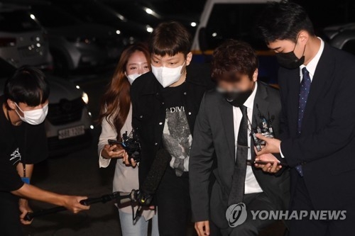 무면허 운전·경찰관 폭행 등 혐의로 입건된 국민의힘 장제원 의원 아들인 래퍼 장용준(노엘)이 30일 오후 조사를 받기 위해 서울 서초경찰서로 들어서고 있다. (사진=연합뉴스/공동취재단)