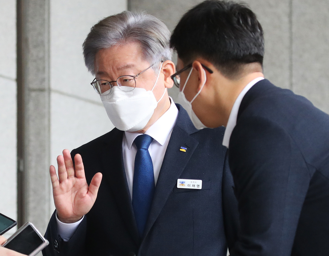 더불어민주당 제20대 대통령 후보로 선출된 이재명 경기도지사가 12일 오전 경기도 수원시 경기도의회에서 열리는 제355회 임시회 제2차 본회의에 출석하기 위해 이동하고 있다. (사진=조병석 기자)