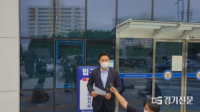 12일 경기남부경찰청 민원실 앞에서 기자회견을 하고 있는 이종배 법치주의바로세우기행동연대 대표. (사진=김기현 기자)
