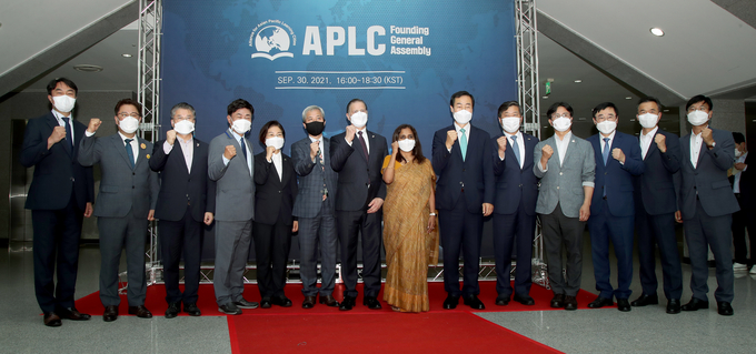 APLC 창립총회에 참석한 홍인성 중구청장 등 관계자들이 함께 파이팅을 하고 있다. ( 사진 = 중구 제공 )