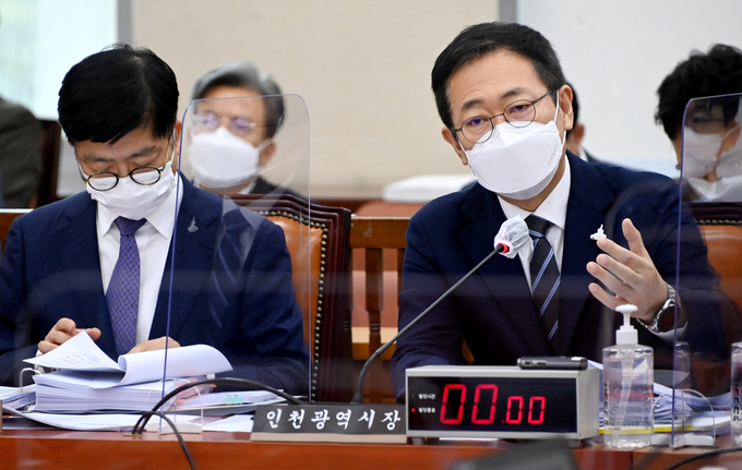 12일 국회에서 열린 국정감사에서 박남춘 시장이 의원들의 질의에 답하고 있다. ( 사진 = 인천시 제공 )