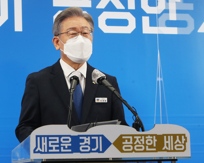 더불어민주당 제20대 대통령후보로 선출된 이재명 경기도지사가 12일 경기도청 브리핑룸에서 긴급 현안 기자회견을 하고 있다. (사진=경기사진공동취재단)