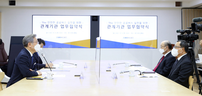 12일 오후 경기도청 상황실에서 이재명 경기도지사, 조성환 현대모비스 대표이사, 허성관 경기연구원 이사장 등이 참석한 가운데 광역버스 운수종사자의 졸음·부주의·피로 등으로 인한 교통사고 예방을 위해 뇌파 기반 운전자 상태 모니터링 시스템을 개발 및 보급·협력하는 한편, 운수종사자 노동 여건 개선에 관계기관이 협력체계를 구축하는 것을 주요 골자로 하는 'The 안전한 공공버스 실천을 위한 관계기관 업무협약식'이 개최됐다. (사진= 경기도 제공)