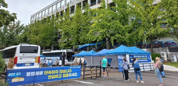 미접종 외국인들을 위해 경기도가 찾아가는 백신버스를 운영하고 있다. (사진 = 경기도 제공)