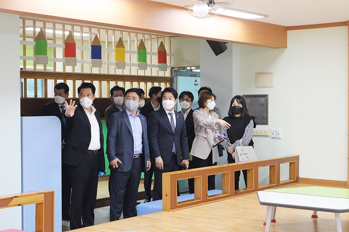 인천시의회 교육위원들이 가석초 다목적강당 시설을 둘러보고 있다. ( 사진 = 인천시의회 제공 )