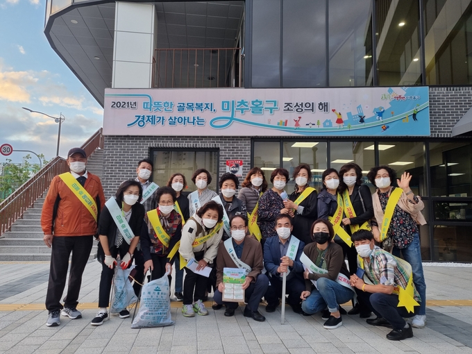 미추홀구 용현2동 주민자치위원들은 수인선 바람길 숲 이용 에티켓 홍보를 위한 캠페인을 벌였다. ( 사진 = 미추홀구 제공 )