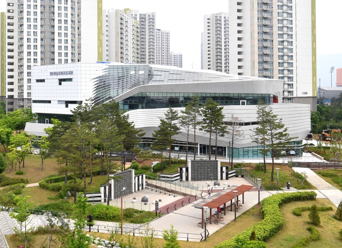 하남 미사강변에 위치한 신축 건물 하남시립도서관 전경 모습. (사진=하남시 제공)