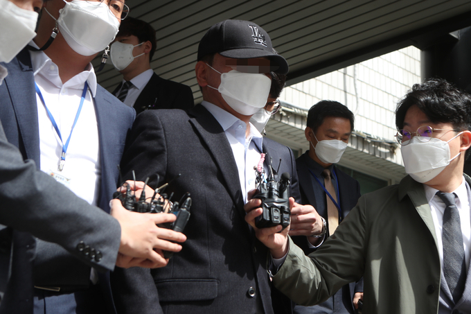 지난 3월29일 의정부지방법원에서 전철역 예정지 부동산 투기 의혹을 받는 포천시청 공무원 박모(가운데)씨가 구속 전 피의자심문(영장실질심사)를 마친 뒤 이동하는 모습. (사진=연합뉴스)