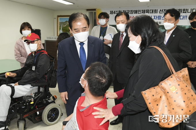 박윤국 포천시장애인체육회장이 선수단을 격려하였다. (사진=포천시 제공)