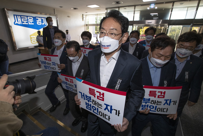  김도읍 정책위의장 등 국민의힘 소속 국회 정무·행안·국토위원회 의원들이 13일 오전 2021년 국정감사에서 경기도와 성남시의 자료제출 비협조에 대한 항의로 경기도 수원 팔달구 경기도청을 방문하고 있다. (사진=국회사진기자단/연합뉴스)