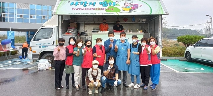 오산시 초평동 마음으로 보고 사랑으로 전해효(孝)” ‘파랑새 나눔 행사장면(사진= 초평동 제공)