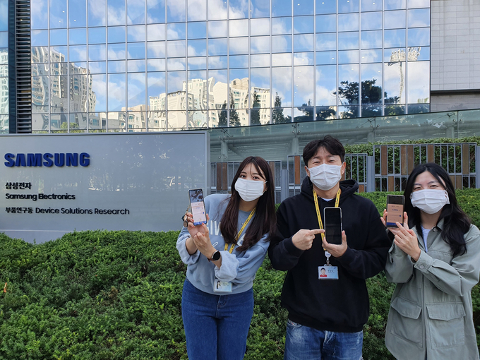 사랑의걷기 캠페인에 참가한 삼성전자 DS부문 임직원들이 환하게 웃고 있다. (왼쪽부터 Foundry Defect분석그룹 이채현 Associate, Foundry 분석기술그룹 박범철 Staff Engineer, Flash PIE그룹 김보람 Engineer) (사진=삼성전자 제공)