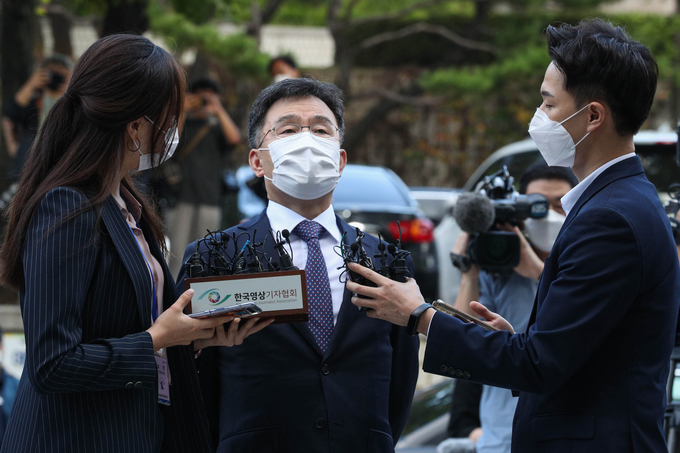  대장동 개발 로비·특혜 의혹의 핵심 인물인 화천대유자산관리(화천대유) 대주주 김만배 씨가 14일 오전 서울 서초구 서울중앙지법에서 영장실질심사를 받기 위해 출석하고 있다. (사진=공동취재/연합뉴스)
