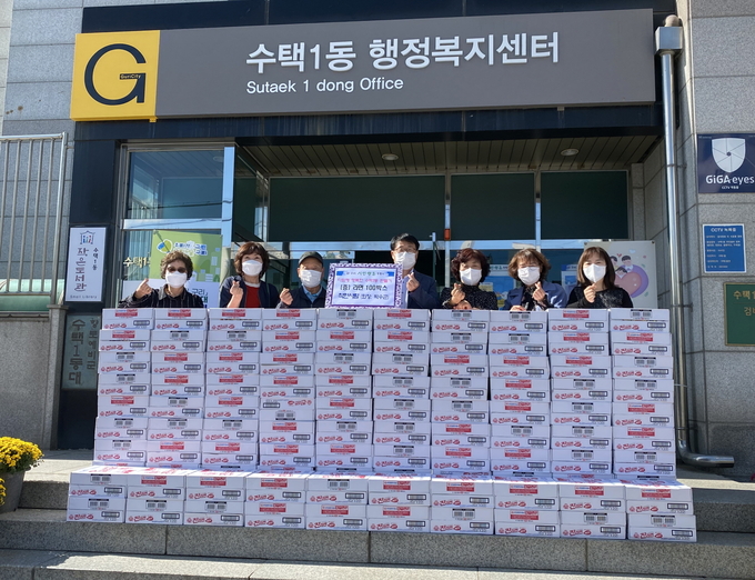 구리시 수택1동은 지난 13일 ‘착한사람’으로부터 ‘사랑의 라면’ 100박스를 전달 받비있다. (사진=구리시 수택1동 제공)