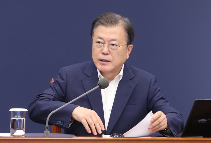 문재인 대통령이 27일 청와대에서 열린 수석·보좌관 회의에서 발언하고 있다. (사진=연합뉴스)