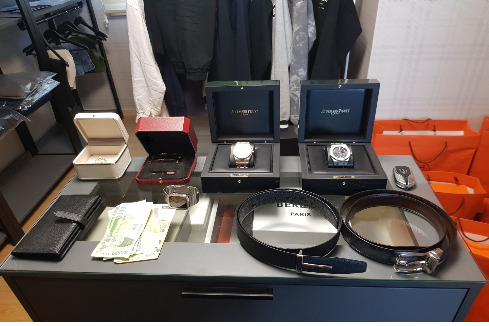 경찰은 불법 대부업자가 불법 이익으로 구입한 명품 등 금품을 압수했다. (사진=경기남부경찰청 제공)