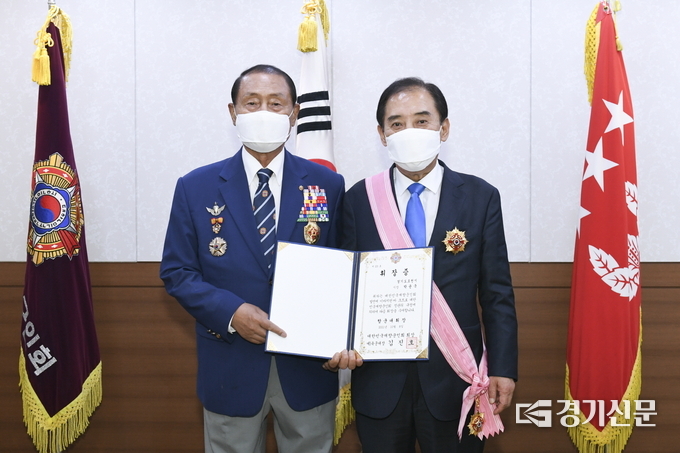 김진호 재향군인회 회장(왼쪽)과 박윤국 포천시장이 휘장증을 들어보이며 기념촬영하고 있다. (사진=재향군인회 제공)