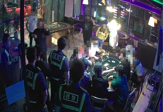 불법 도박장 현장을 단속하는 경찰 모습. ( 사진 = 인천경찰청 제공 )