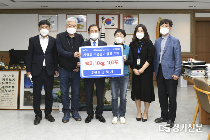 만덕사에서 포천시에 쌀을 기탁했다. (사진=포천시 제공)