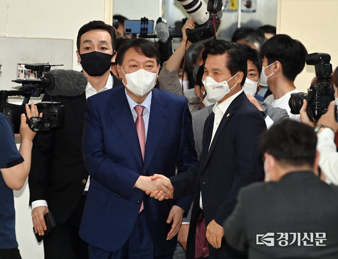 윤석열 국민의힘 대선 경선 후보가 14일 국민의힘 경기도당 대회의실에 입장하고 있다. (사진= 조병석 기자)