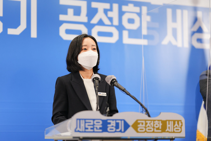 14일 오전 경기도청 구관 브리핑룸에서 김지예 경기도 공정국장이 오픈마켓 분야 공정표준계약서 제작 관련 기자회견을 하고 있다. (사진= 경기도 제공)